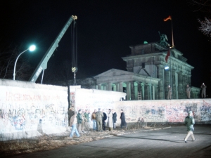 Crane removes section of Berlin Wall